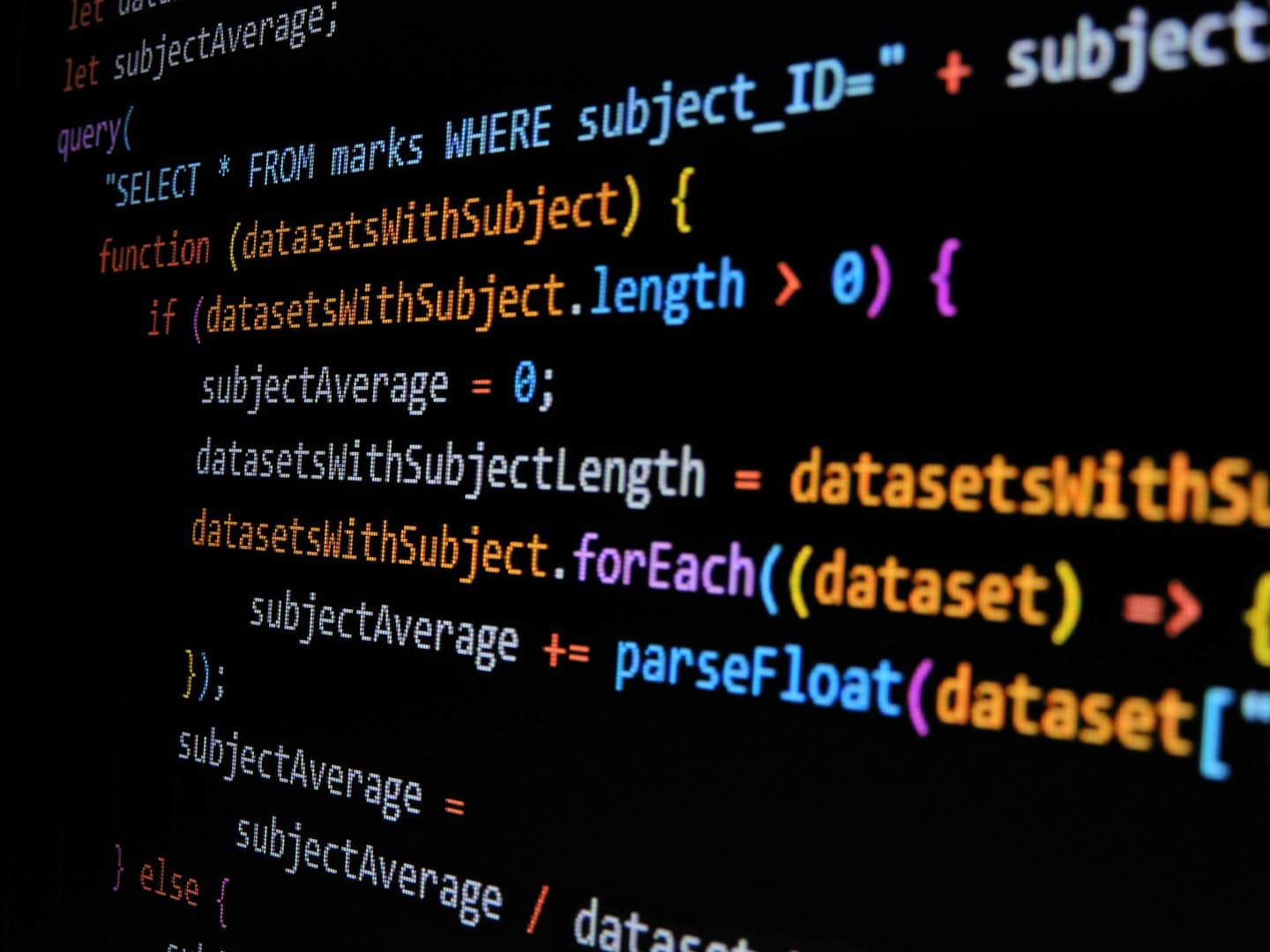 Righe di codice su uno schermo scuro del computer.